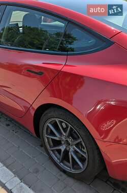 Седан Tesla Model 3 2022 в 