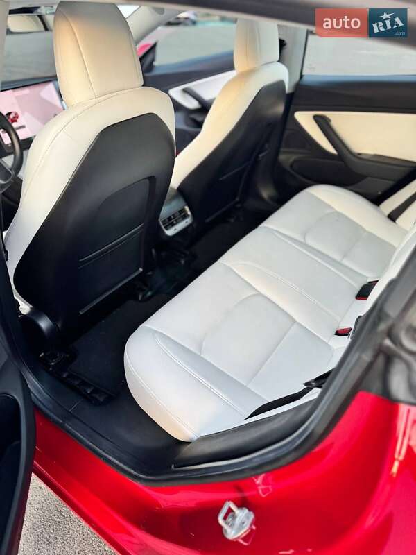 Седан Tesla Model 3 2018 в Львові