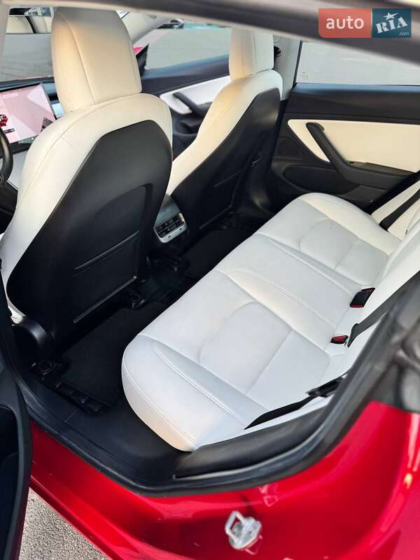 Седан Tesla Model 3 2018 в Львові