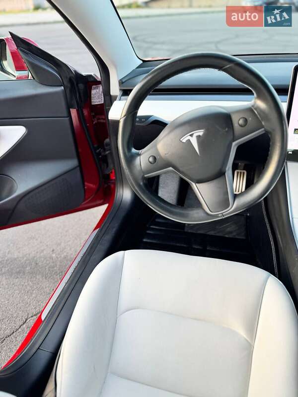 Седан Tesla Model 3 2018 в Львові