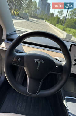 Седан Tesla Model 3 2021 в 
