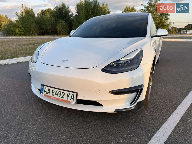 Седан Tesla Model 3 2022 в Киеве