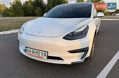 Седан Tesla Model 3 2022 в 