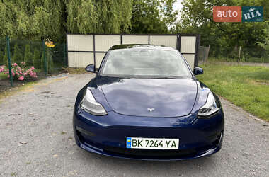 Седан Tesla Model 3 2022 в 