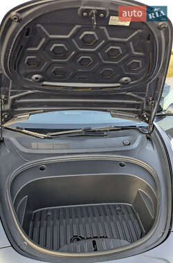 Седан Tesla Model 3 2023 в 