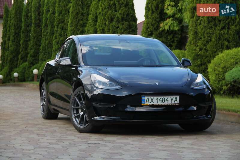 Седан Tesla Model 3 2022 в 