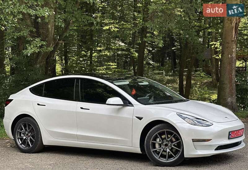 Седан Tesla Model 3 2023 в Дрогобыче