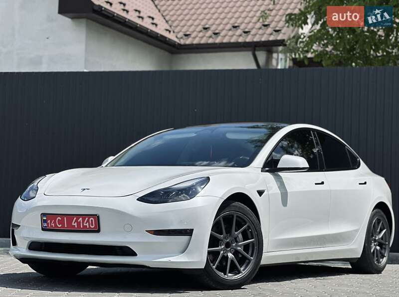 Седан Tesla Model 3 2023 в 