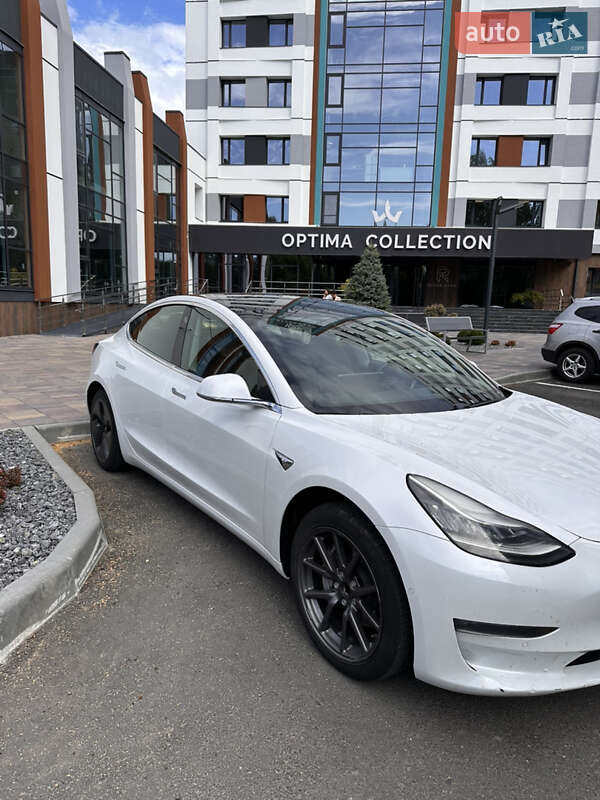 Седан Tesla Model 3 2019 в Львове