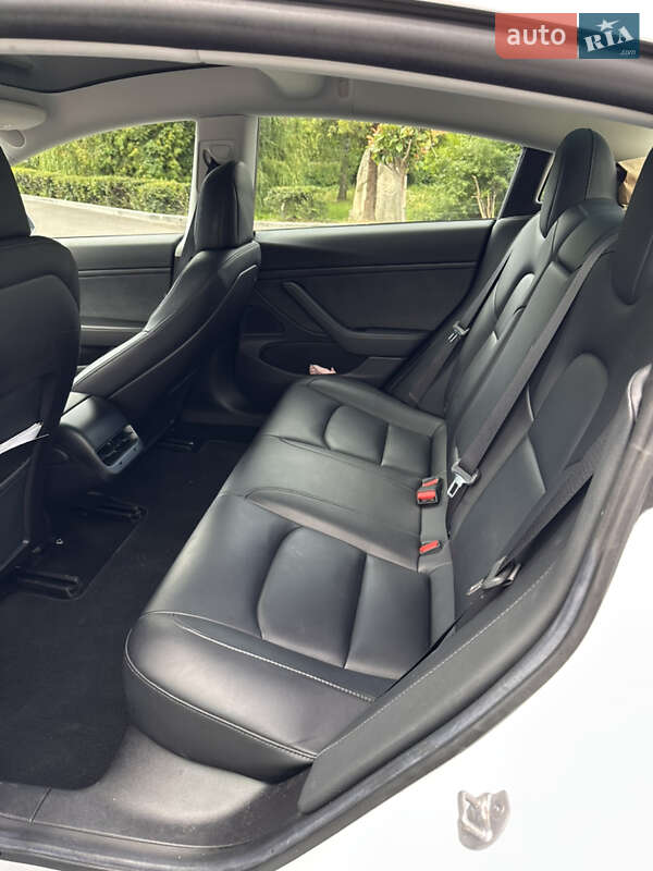Седан Tesla Model 3 2019 в Львове