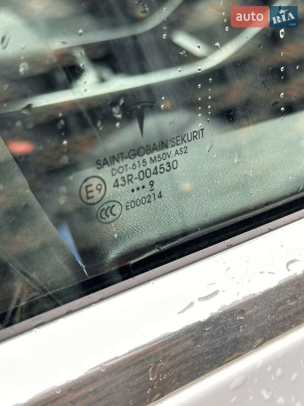 Седан Tesla Model 3 2019 в Львове