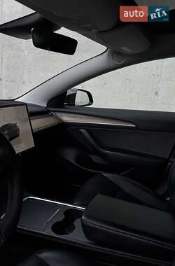 Седан Tesla Model 3 2022 в 