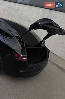 Седан Tesla Model 3 2022 в 