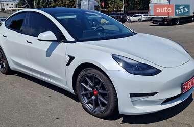 Седан Tesla Model 3 2022 в 