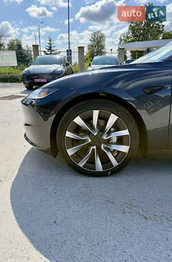 Седан Tesla Model 3 2024 в 