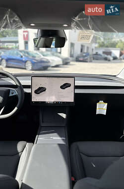 Седан Tesla Model 3 2024 в 
