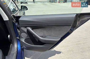 Седан Tesla Model 3 2022 в 