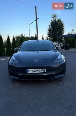 Седан Tesla Model 3 2022 в 