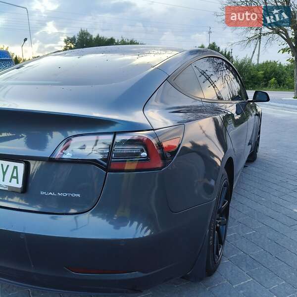 Седан Tesla Model 3 2022 в Почаєві