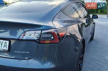 Седан Tesla Model 3 2022 в 