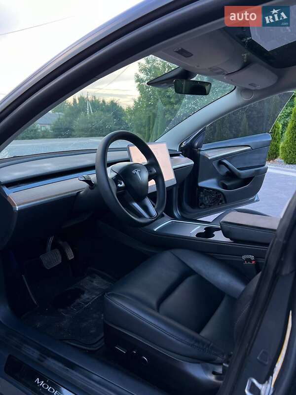 Седан Tesla Model 3 2022 в Почаєві