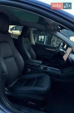 Седан Tesla Model 3 2022 в 