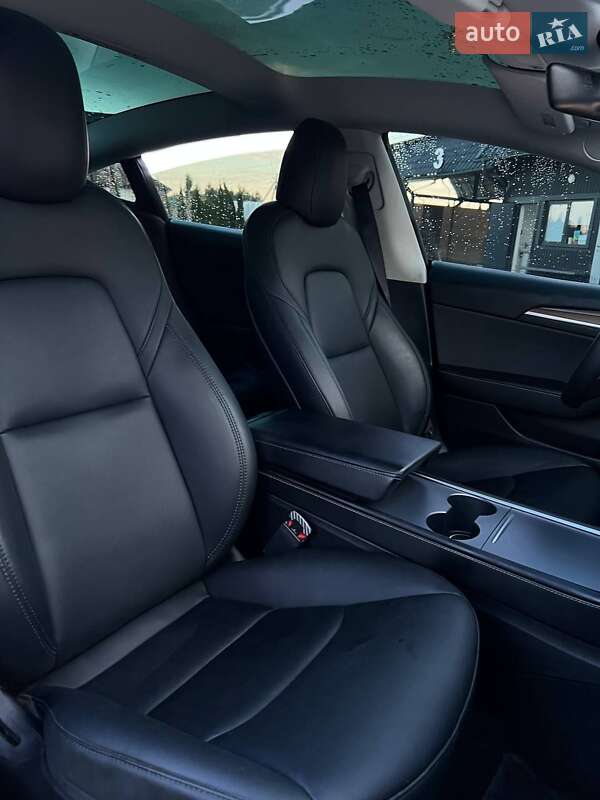 Седан Tesla Model 3 2022 в Почаєві
