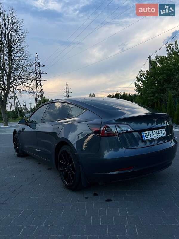 Седан Tesla Model 3 2022 в Почаєві