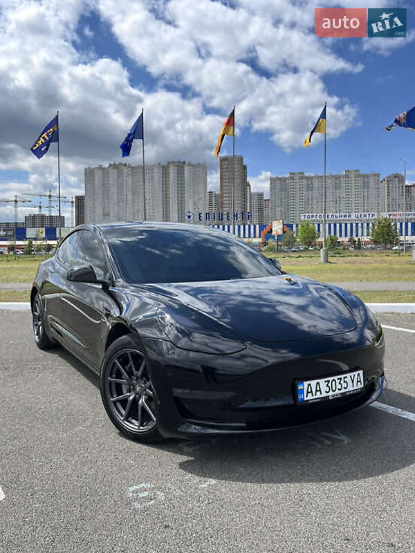 Седан Tesla Model 3 2021 в 