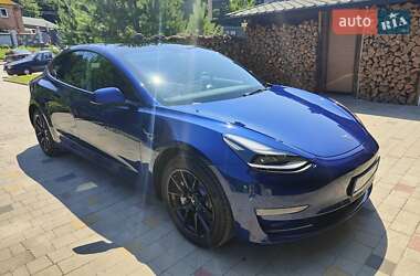 Седан Tesla Model 3 2022 в 