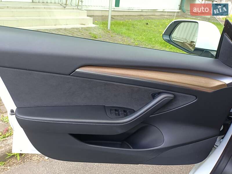 Седан Tesla Model 3 2021 в Броварах