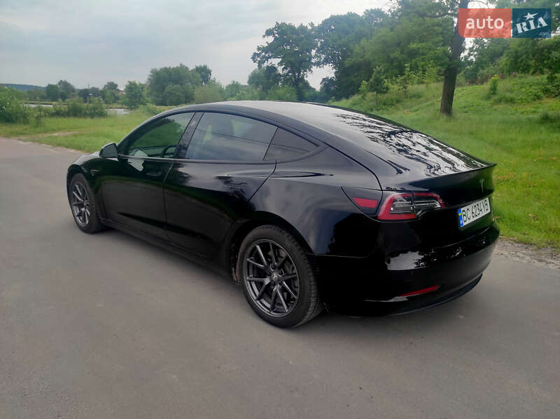 Седан Tesla Model 3 2021 в Львове