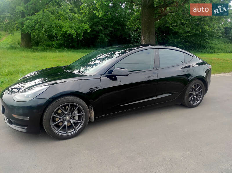 Седан Tesla Model 3 2021 в Львове