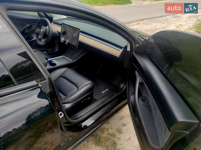 Седан Tesla Model 3 2021 в Львове