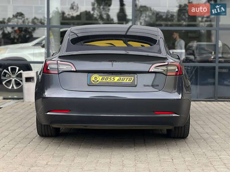 Седан Tesla Model 3 2023 в Івано-Франківську
