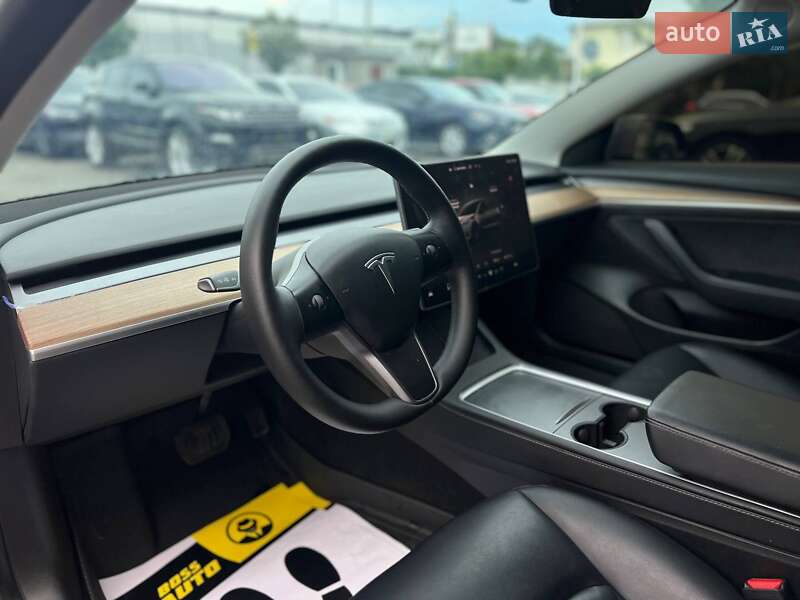 Седан Tesla Model 3 2023 в Івано-Франківську