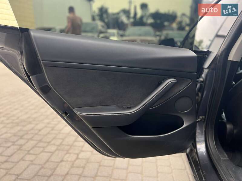 Седан Tesla Model 3 2023 в Івано-Франківську