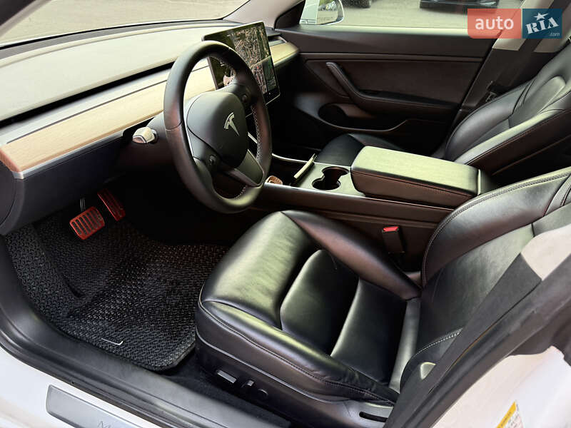 Седан Tesla Model 3 2020 в Луцке