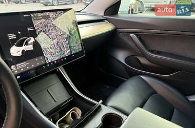 Седан Tesla Model 3 2020 в 