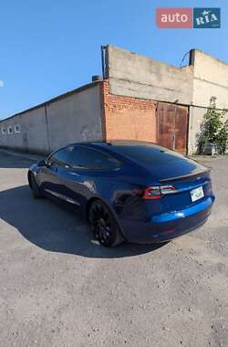 Седан Tesla Model 3 2022 в 