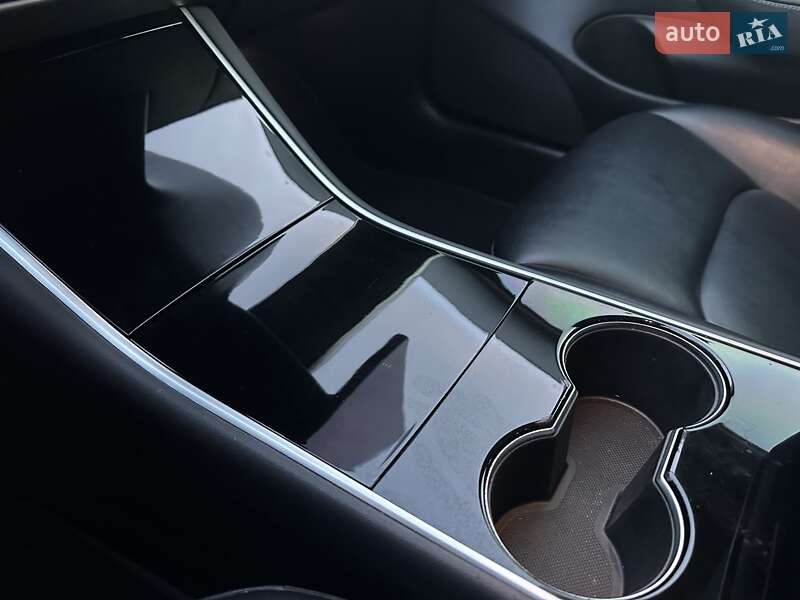 Седан Tesla Model 3 2019 в Рівному