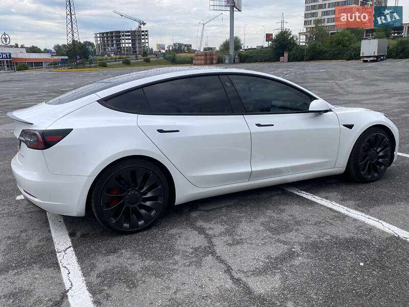 Седан Tesla Model 3 2022 в Ужгороді