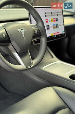 Седан Tesla Model 3 2020 в 
