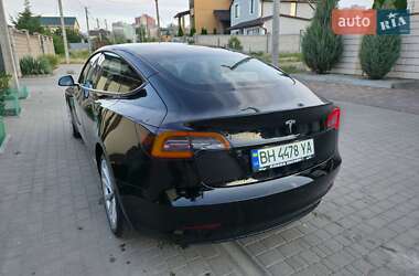 Седан Tesla Model 3 2022 в 