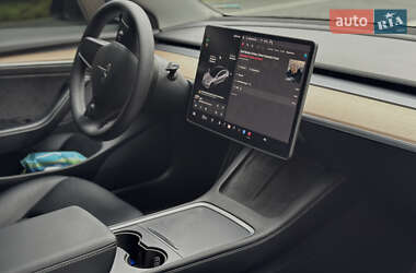 Седан Tesla Model 3 2021 в 
