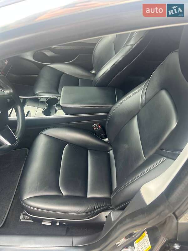 Седан Tesla Model 3 2018 в Умани