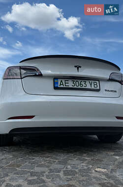 Седан Tesla Model 3 2021 в 