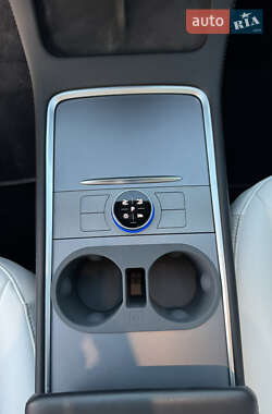 Седан Tesla Model 3 2023 в 