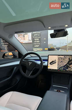 Седан Tesla Model 3 2023 в 