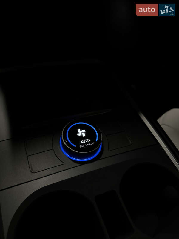 Седан Tesla Model 3 2023 в Києві